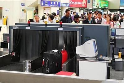 白酒安檢鬧劇 一飲而盡的“豪氣”與規(guī)則意識的缺失